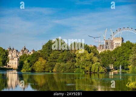 St James's Park à Londres avec London Eye en arrière-plan. Banque D'Images