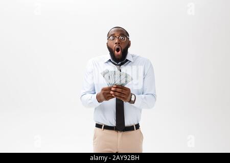 African man holding bank notes heureux et surpris de l'expression d'encouragement geste wow Banque D'Images