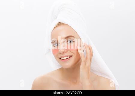 Gros plan d'une jeune femme avec des correctifs sous les yeux de rides et cernes. Isolé sur fond blanc Banque D'Images