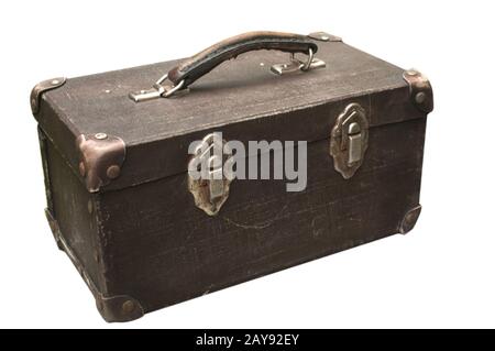 Vieille valise de grunge vintage weathered utilisée closeup isolée sur fond blanc Banque D'Images