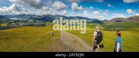 Randonneurs à Latrigg surplombant Keswick et lac Derwent Water, Cumbria Banque D'Images