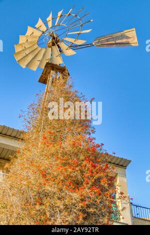 Moulin à vent traditionnel contre le ciel bleu- Phaneromeni salon, Nicosie, Chypre Banque D'Images