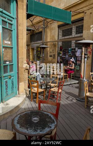 Café de rue sur la place Phaneromeni - centre-ville de Nicosie. Banque D'Images