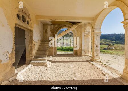 Arches, entrée et escalier de l'église d'Agios Georgios abandonnée, Davlos Chypre Banque D'Images