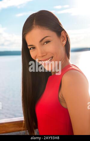 Belle femme asiatique élégante souriant portrait de beauté Heureuse dame multiraciale dehors sur la terrasse. Jeune femme d'affaires confiante professionnelle. Banque D'Images