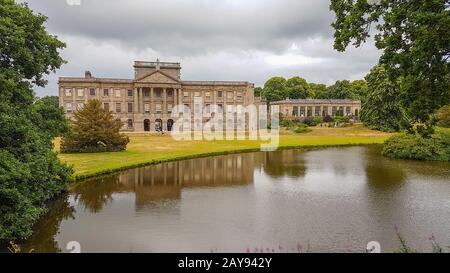 Lyme Hall et son étang à l'intérieur du parc Lyme, dans le Cheshire, en Angleterre. Banque D'Images