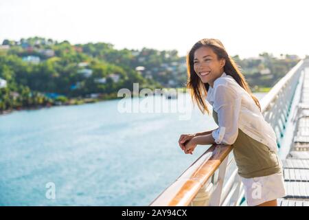 Bateau de croisière vacances femme asiatique se reposant sur la terrasse en profitant de la vue depuis le bateau de la ville du port d'appel sur l'île Sainte-Lucie dans les Caraïbes. Bonne fille touristique décontractée à l'extérieur sur la destination de vacances tropicale. Banque D'Images
