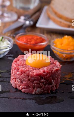 Steak tartare d'œufs sur ardoise Banque D'Images