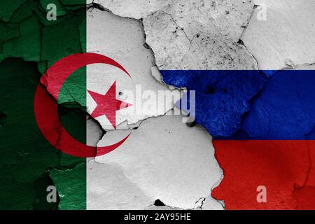 Drapeaux de l'Algérie et la Russie peint sur mur fissuré Banque D'Images