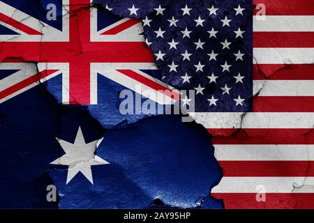 Drapeaux de l'Australie et USA peint sur mur fissuré Banque D'Images