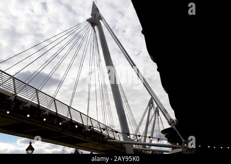 Hungerford Et Golden Jubilee Bridges, South Bank, Lambeth, Londres, Angleterre. Banque D'Images