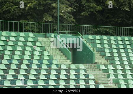 Les sièges vides en plastique vert spectateurs closeup on tennis stand Banque D'Images