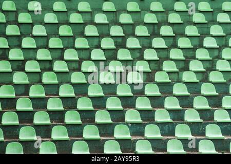 Les sièges vides en plastique vert spectateurs closeup on tennis stand Banque D'Images