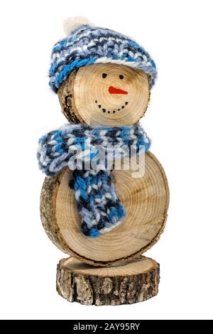 Bonhomme de neige en bois faits à la main avec le crochet bonnet et écharpe isolated on white Banque D'Images