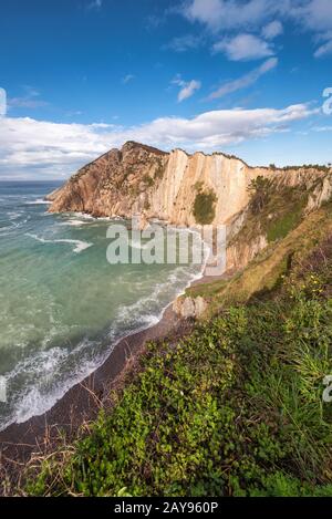 Bay et les falaises d'El silenio beach, Cudillero, Asturias, Espagne. Banque D'Images