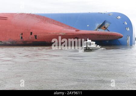 St Simons, États-Unis. 14 février 2020. Un bateau Gallagher Marine Systems contrôle le navire de fret Golden Ray de taille M/V inversé dans l'eau de St Simons Sound le 14 février 2020 au large de St Simons, Géorgie, États-Unis. Le porte-véhicule de 656 pieds de long, sous-dimensionné en septembre, est en préparation à l'enlèvement à mesure que commence la construction d'une barrière de protection de l'environnement. Crédit: Brian Mccrum/U.s. Coast Guard/Alay Live News Banque D'Images