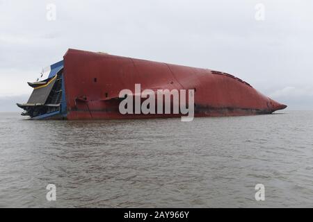 St Simons, États-Unis. 14 février 2020. Le navire de chargement M/V Golden Ray repose dans l'eau après avoir subi un incendie et une taille de chavirement dans le détroit de St Simons le 14 février 2020 au large de St Simons, Géorgie, États-Unis. Le porte-véhicule de 656 pieds de long, sous-dimensionné en septembre, est en préparation à l'enlèvement à mesure que commence la construction d'une barrière de protection de l'environnement. Crédit: Brian Mccrum/U.s. Coast Guard/Alay Live News Banque D'Images