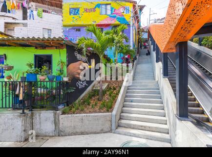 Escaliers mécaniques dans le quartier de Medellin, connu pour les peintures murales Banque D'Images