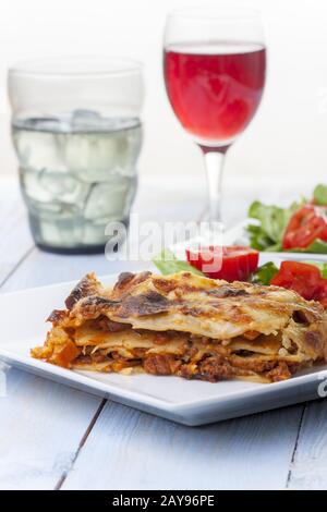 Lasagnes italiennes fraîches sur votre assiette Banque D'Images