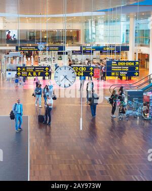 Les gens de l'aéroport Kastrup Copenhague hall Banque D'Images