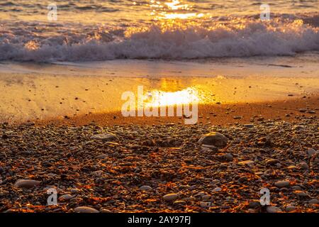 Magnifique vue sur le coucher du soleil sur la plage de Petra tou Romiou (lieu de naissance d'Aphrodite), à Paphos, Chypre. Banque D'Images