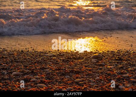 Magnifique vue sur le coucher du soleil sur la plage de Petra tou Romiou (lieu de naissance d'Aphrodite), à Paphos, Chypre. Banque D'Images