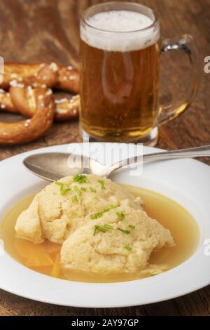 Soupe de boulettes de semoule bavaroise Banque D'Images