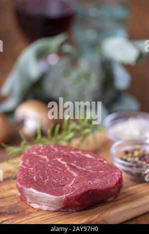 Steak cru sur bois Banque D'Images