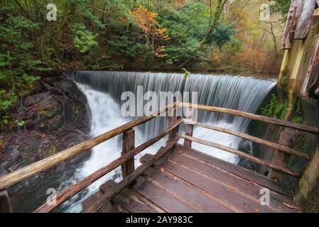 Taramundi, Espagne - 19 novembre 2018 : l'eau mill museum en automne paysage, Taramundi, Galice, Espagne Banque D'Images