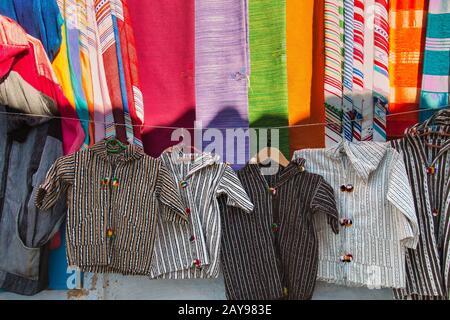 Vêtements marocains traditionnels à vendre Banque D'Images