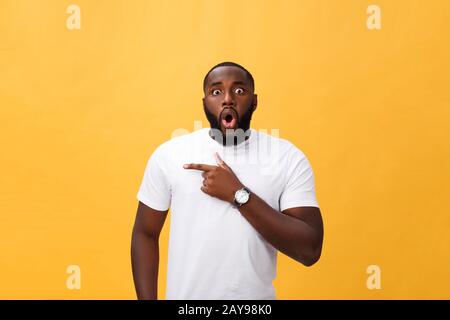 Un jeune taille afro-américaine surbahé portant un t-shirt blanc tenant les mains dans un geste surprise, en gardant la bouche bien ouverte, regardant Banque D'Images