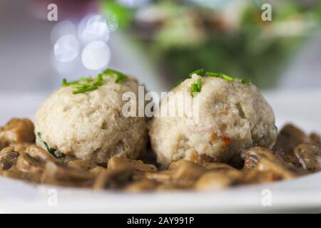 Quenelles avec sauce aux champignons Banque D'Images