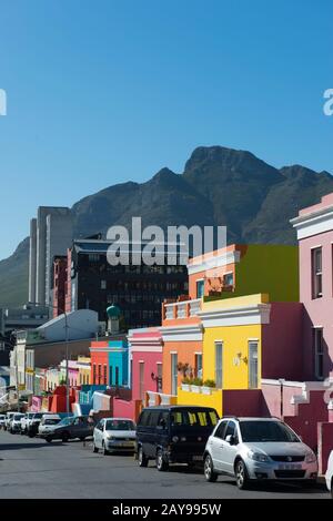 Maisons aux couleurs vives dans le quartier Bo-Kaap (Upper Cape) du Cap, Afrique du Sud anciennement connu sous le nom de quartier de Malay. Banque D'Images