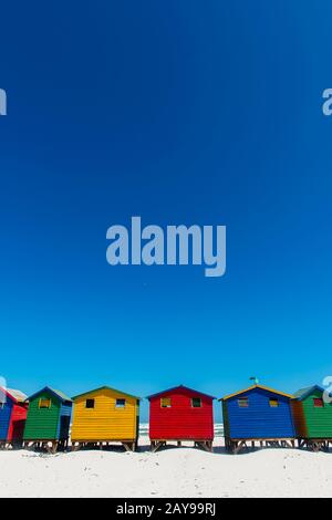 Vue sur des cabanes colorées sur la plage de Muizenberg, une banlieue du Cap, en Afrique du Sud. Banque D'Images