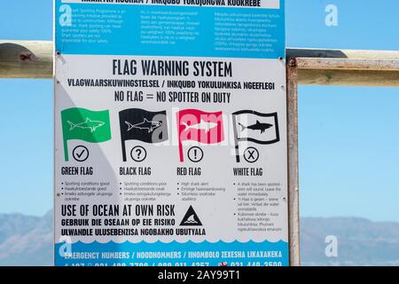 Des panneaux d'avertissement indiquant les requins sur la plage de Muizenberg, une banlieue du Cap, en Afrique du Sud. Banque D'Images