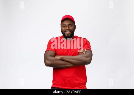 Concept de livraison - Handsome African American man bras croisés plus isolé sur fond studio gris. Copy Space Banque D'Images