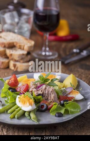 Salade Nicoise sur une assiette Banque D'Images