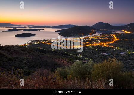 Village de Nydri sur Lefkada island en Grèce. Banque D'Images