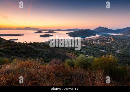 Village de Nydri sur Lefkada island en Grèce. Banque D'Images