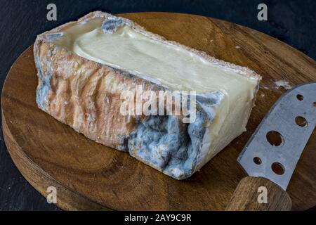 Taloggio, fromage italien à pâte molle sur une planche à fromage Banque D'Images