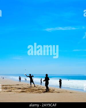 Les gens qui jouent au raquette de plage Portugal Banque D'Images