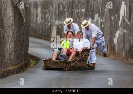 FUNCHAL, MADÈRE - 19 SEPTEMBRE : excursion traditionnelle en traîneau en descente le 19 septembre 2016 à Madère, au Portugal Banque D'Images