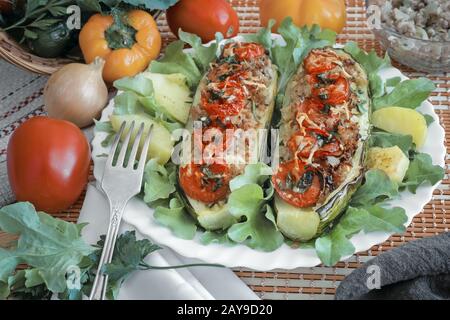 Courgettes farcies à la viande hachée dans un plat. Banque D'Images