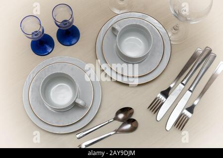 Ensemble de plats sur la table pour deux personnes Banque D'Images