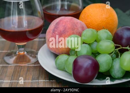 Still Life : le vin au verre et de fruits. Banque D'Images
