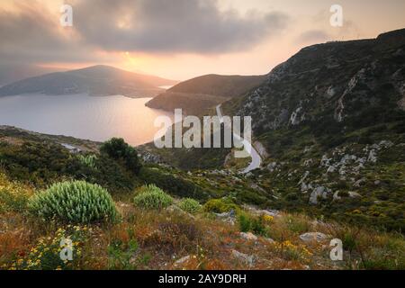 Moody matin vue sur le littoral de fourni, la Grèce. Banque D'Images