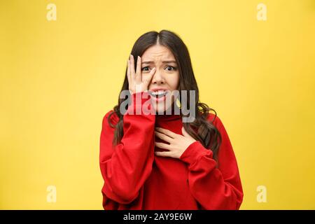 Choqué effrayée belle jeune femme avec la bouche largement ouverte, les étares à la caméra se rend compte qu'elle décevoir avec quelque chose, iso Banque D'Images