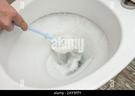 Après l'eau de rinçage, de nettoyage de la brosse wc Banque D'Images