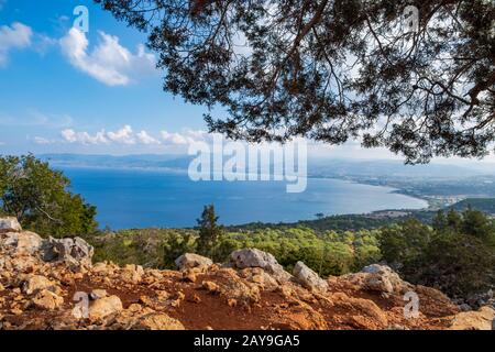 La mer Méditerranée depuis le sentier de randonnée Aphrodite à Akamas, Chypre Banque D'Images