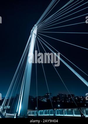 Passerelle éclairée entre la France et l'Allemagne la nuit. Strasbourg. Passerelle Des Deux Rives Banque D'Images